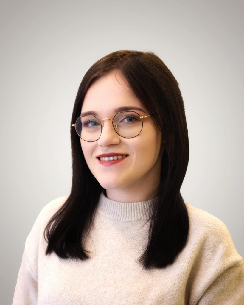 Kobieta w okularach, psycholog, w białym golfie.