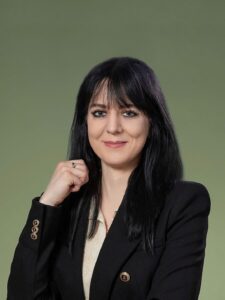 mgr Anna Tymura Kobieta, z czarnymi włosnami o łagodnych rysach twarzy, uśmiechająca się. Psychoterapeuta, psycholog.